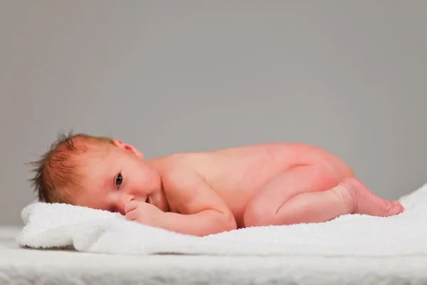 新生児の白人少女の肖像画 — ストック写真