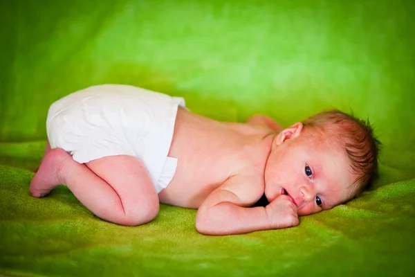 Retrato de uma menina branca recém-nascida — Fotografia de Stock
