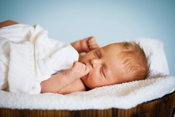 Porträtt av en nyfödd kaukasiska flicka — Stockfoto