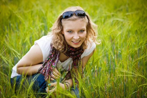 Молодая девушка на пшеничном поле — стоковое фото