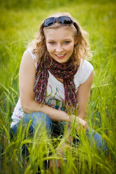 Young girl in wheat field — Stock Photo, Image