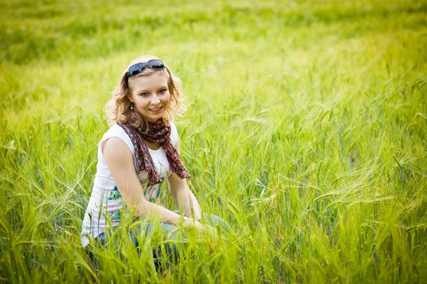 Junges Mädchen im Weizenfeld — Stockfoto