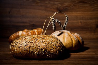 ahşap üzerine taze ekmek bileşimi