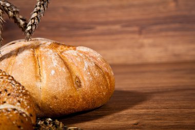 ahşap üzerine taze ekmek bileşimi