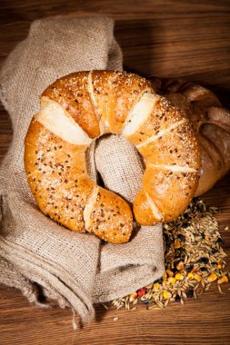 ahşap üzerine taze ekmek bileşimi