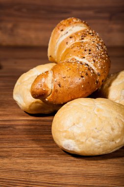 ahşap üzerine taze ekmek bileşimi