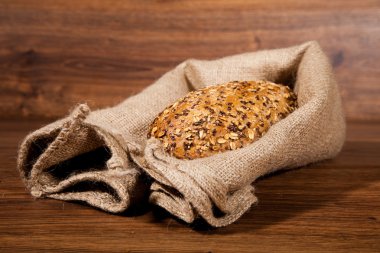 ahşap üzerine taze ekmek bileşimi