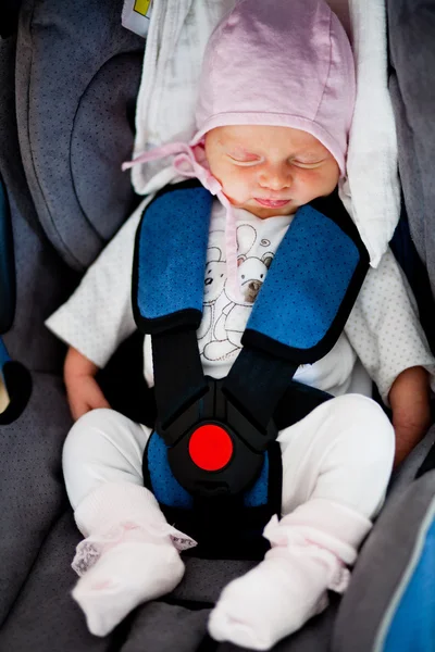 Nouveau-né en siège auto — Photo