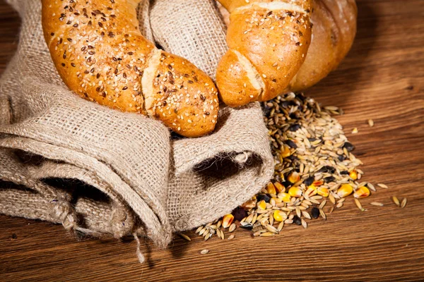 Состав свежего хлеба на дереве — стоковое фото