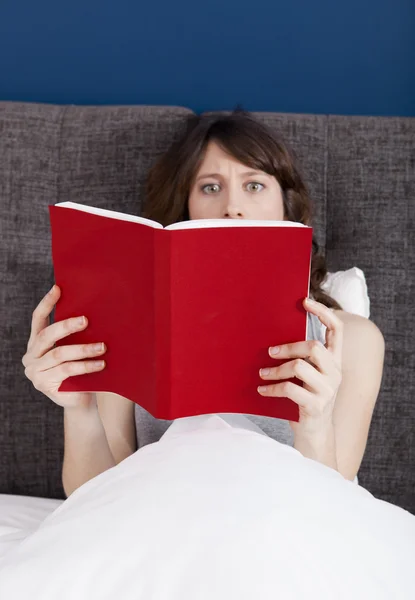 Reading a book — Stock Photo, Image
