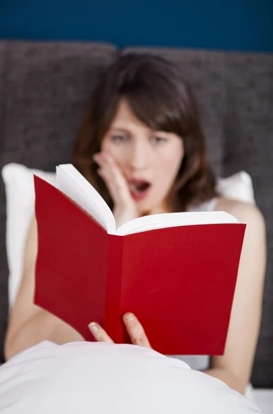 Reading a book — Stock Photo, Image
