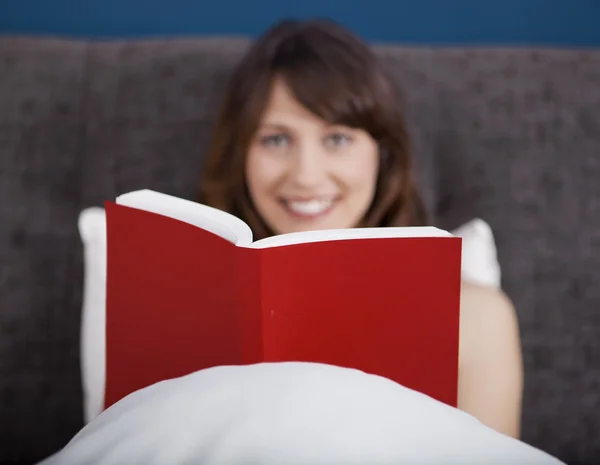 Genç kız kitap okuyor. — Stok fotoğraf