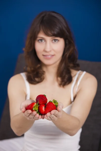 Eten aardbeien — Stockfoto