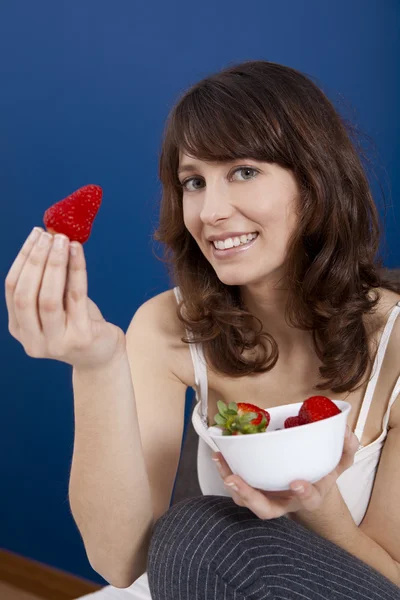 Eating strawberries — Stock Photo, Image