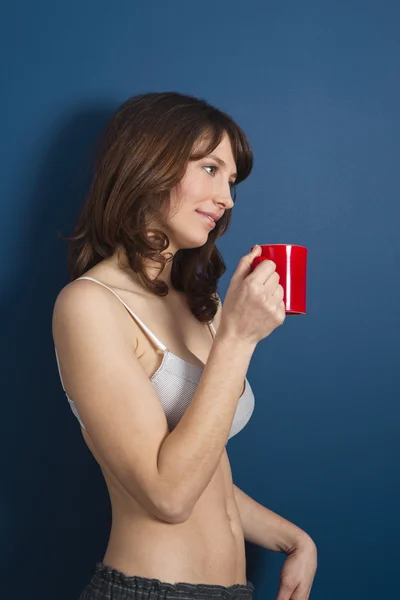 Καυτό κορίτσι πίνοντας ένα ζεστό καφέ — Φωτογραφία Αρχείου