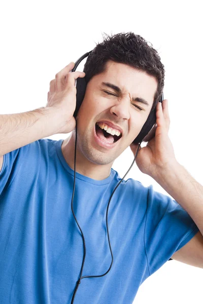 Молодой человек слушает музыку — стоковое фото