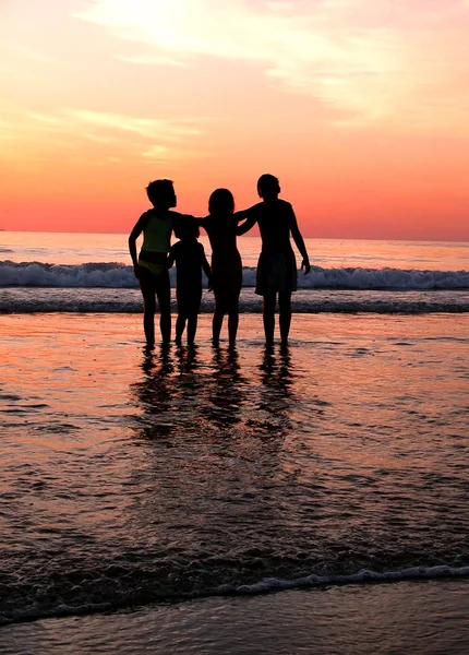 Childrens on the beach — Stock Photo, Image