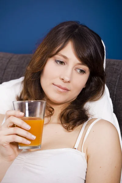 Beber suco de laranja na cama — Fotografia de Stock