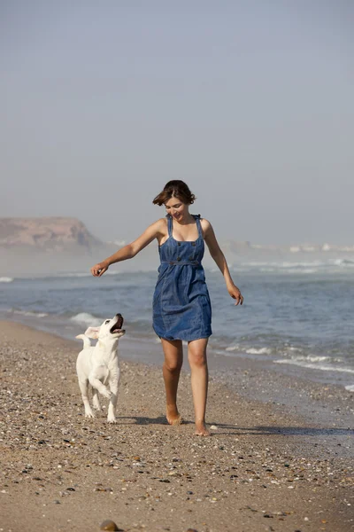 Menina com seu cão — Fotografia de Stock