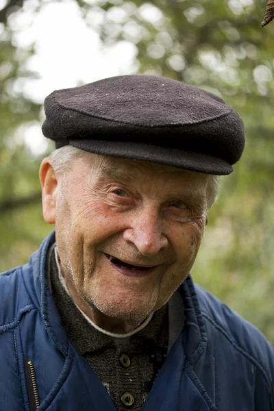 Yaşlı adam gülümsüyor — Stok fotoğraf
