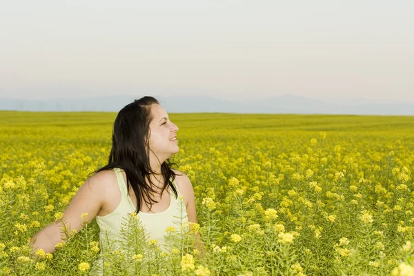 Kvinna på ett blomsterfält — Stockfoto