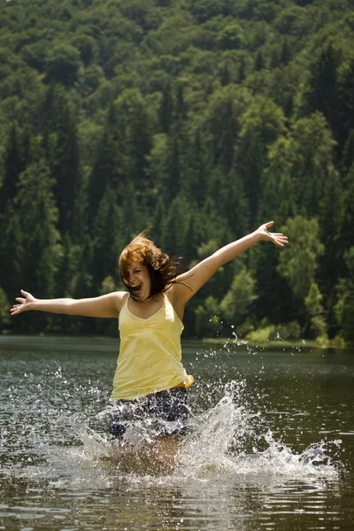 Vrouw in water — Stockfoto