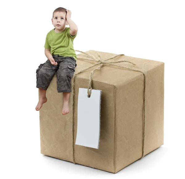 Niño con caja — Foto de Stock