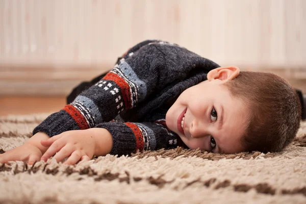 Chlapec, hraní a zábava doma — Stock fotografie