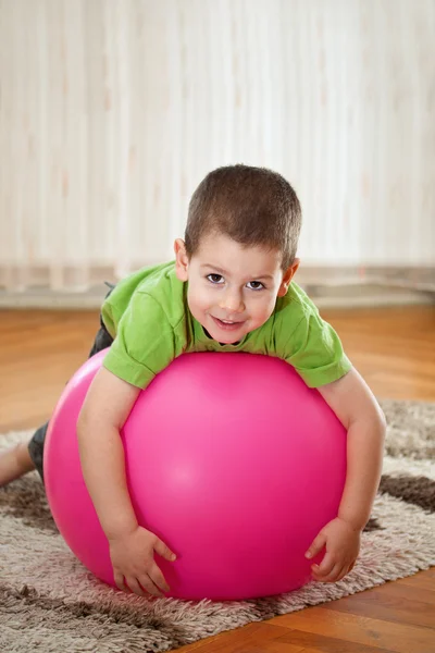 Büyük topu ile çocuk — Stok fotoğraf