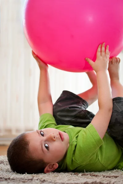 Niño con bola grande —  Fotos de Stock