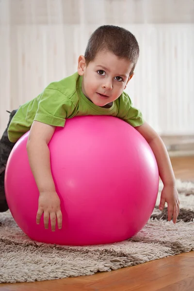 Menino com bola grande — Fotografia de Stock