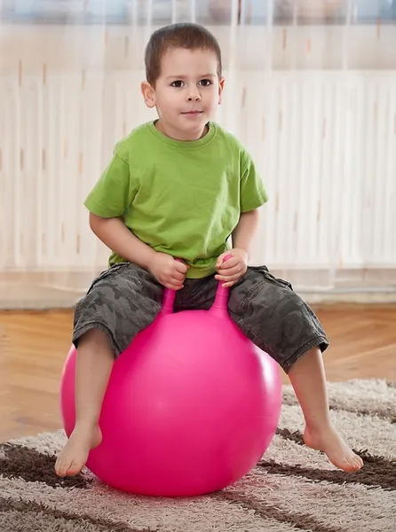 Niño con bola grande —  Fotos de Stock