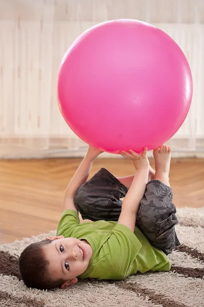 Junge mit großem Ball — Stockfoto