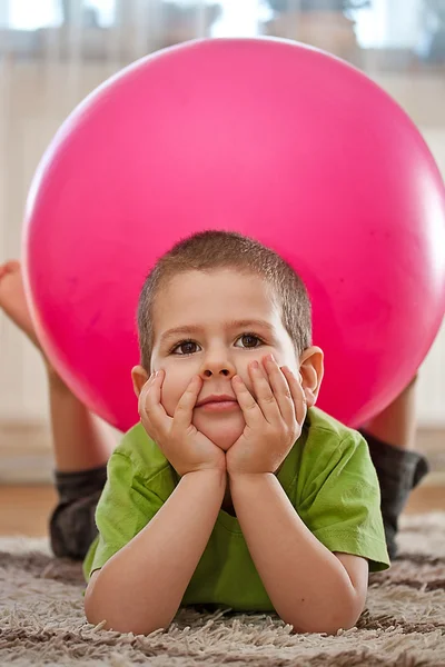 Niño con bola grande — Foto de Stock