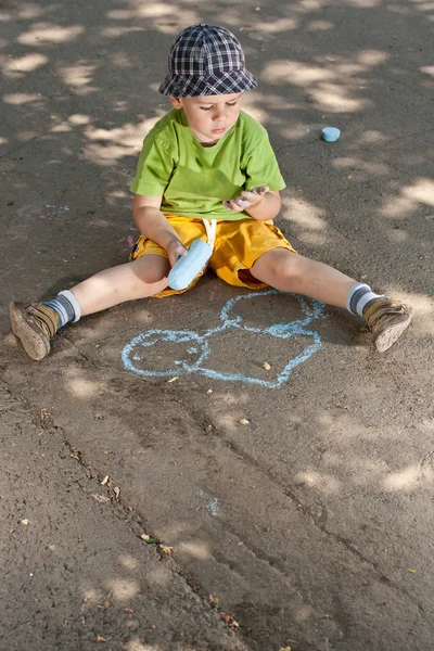 Мальчик рисует — стоковое фото