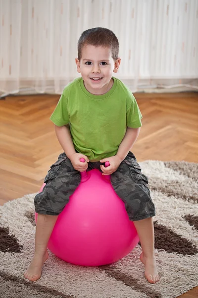 Αγόρι με μεγάλες μπάλα — Φωτογραφία Αρχείου
