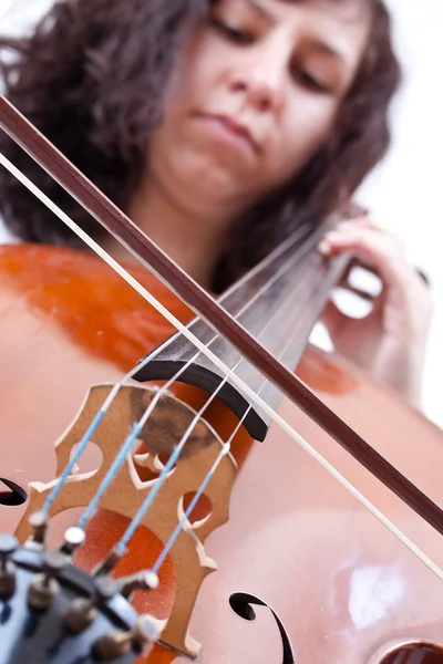 Девушка играет на виолончели — стоковое фото