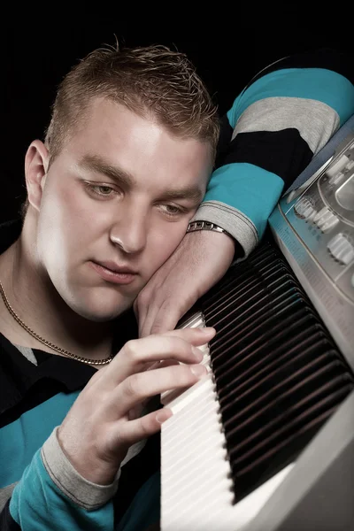 Man play op synthesizer — Stockfoto