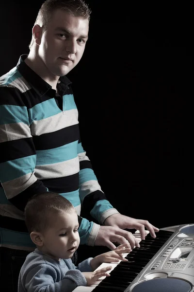 Αγόρι παίζει πιάνο — Φωτογραφία Αρχείου