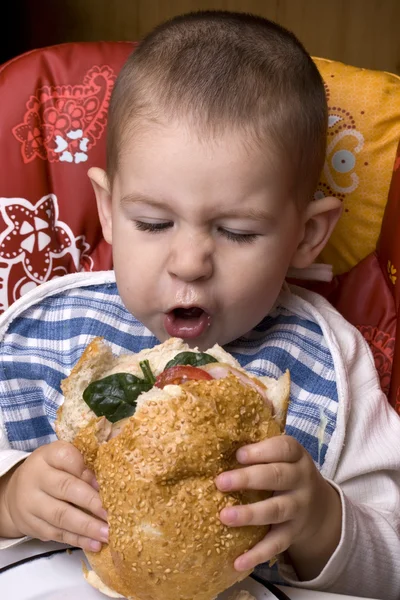 Menino comendo hambúrguer — Fotografia de Stock
