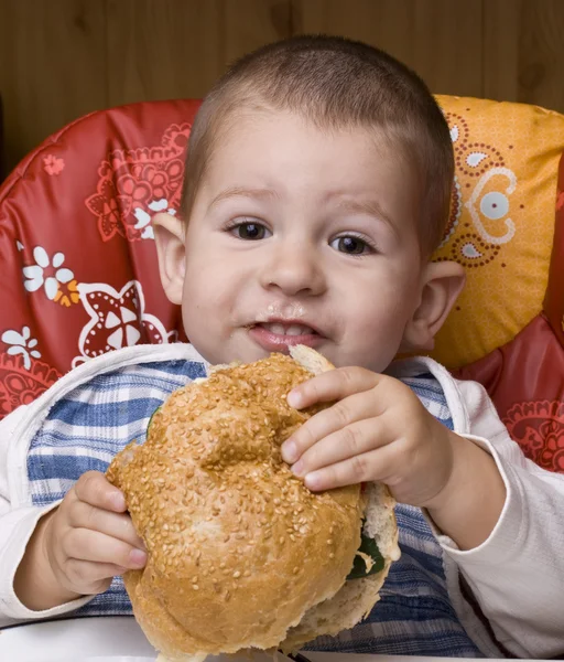 Menino comendo hambúrguer — Fotografia de Stock