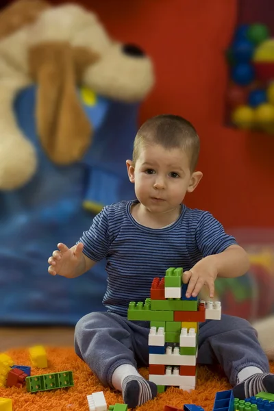 Liten pojke leker med leksaksblock — Stockfoto