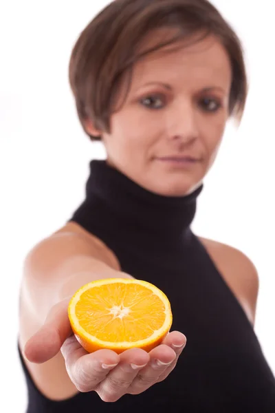 Orange in Frauenhand — Stockfoto