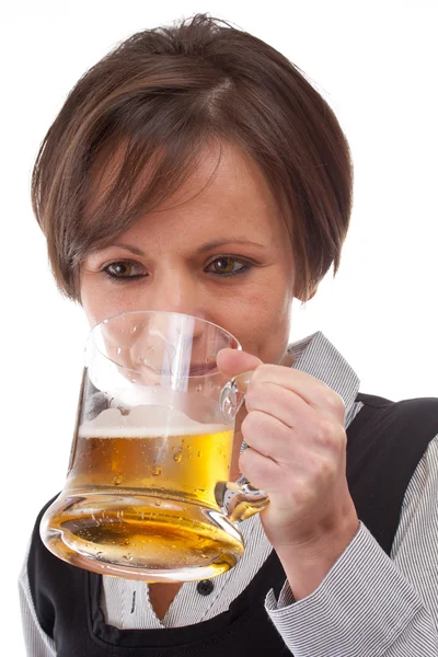 Mulher bebendo cerveja — Fotografia de Stock