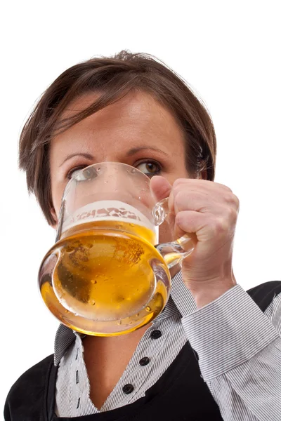 Frau trinkt Bier — Stockfoto