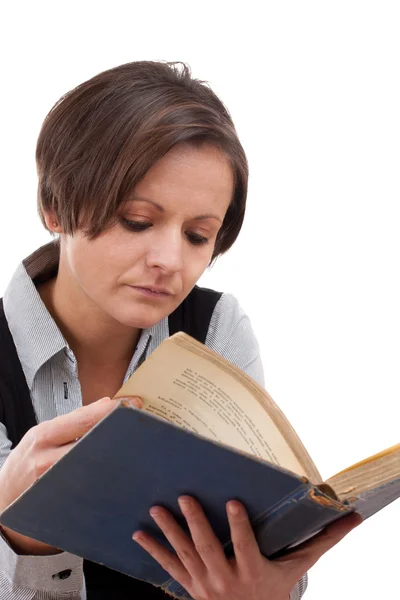 Νεαρή γυναίκα διαβάζει βιβλίο — Φωτογραφία Αρχείου