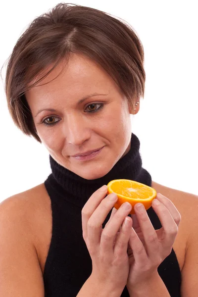 Oranje in handen van de vrouw — Stockfoto