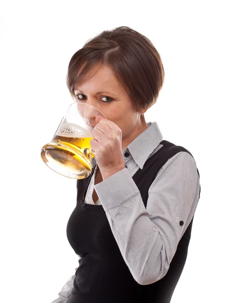 喝啤酒的女人 — 图库照片