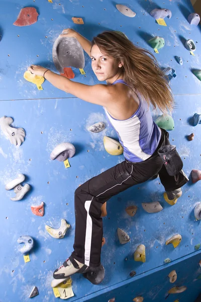 Athletic girl climbing — Stock Photo, Image