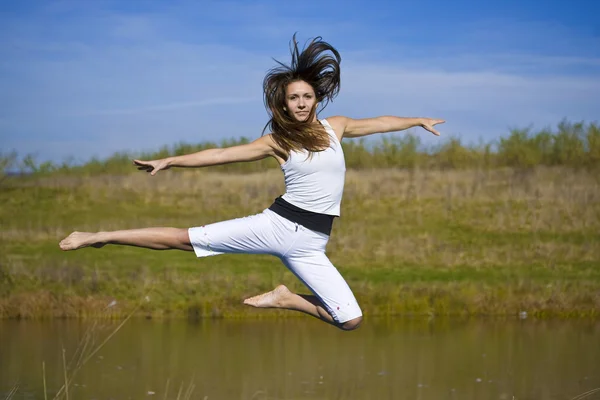 Молода жінка, стрибки — стокове фото